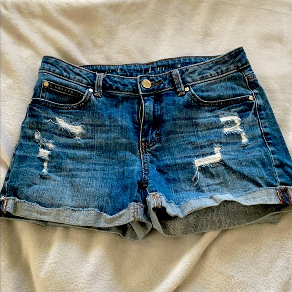 Jennifer Lopez semi-distressed jean shorts ✨